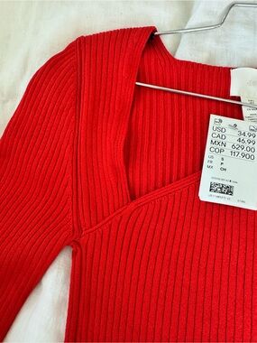 Red Ribbed V-Neck Women's Sweater H & M. NWT.   
Size Small